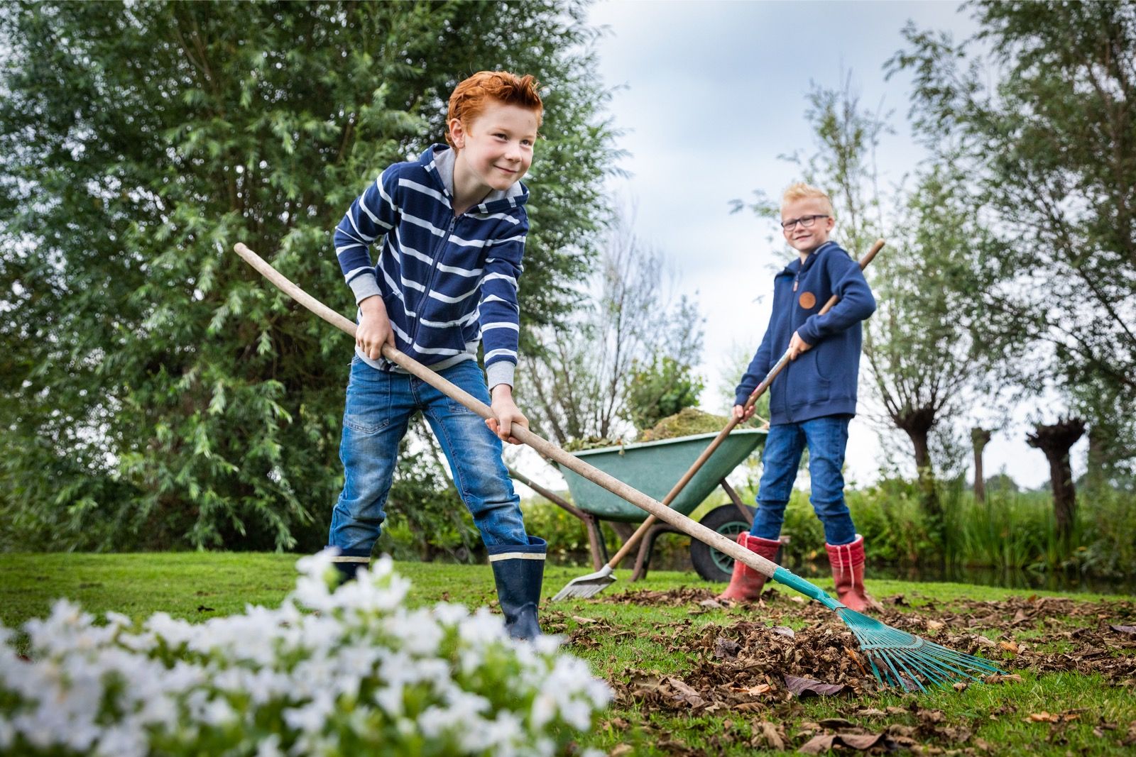 aan het werk in de tuin warmenhuizen